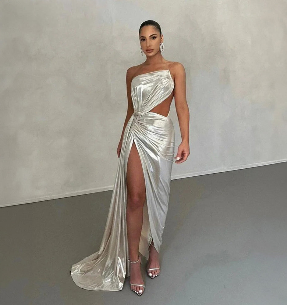 Elegantes, figurbetontes Kleid mit silbernen Pailletten