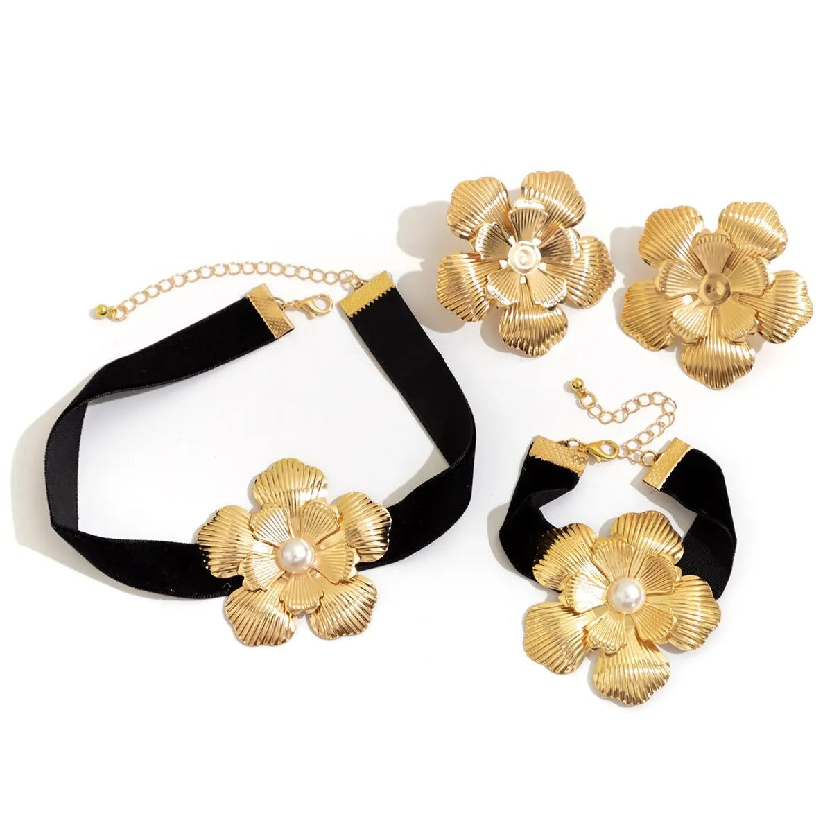 Ensemble de bijoux floraux dorés avec accents de perles
